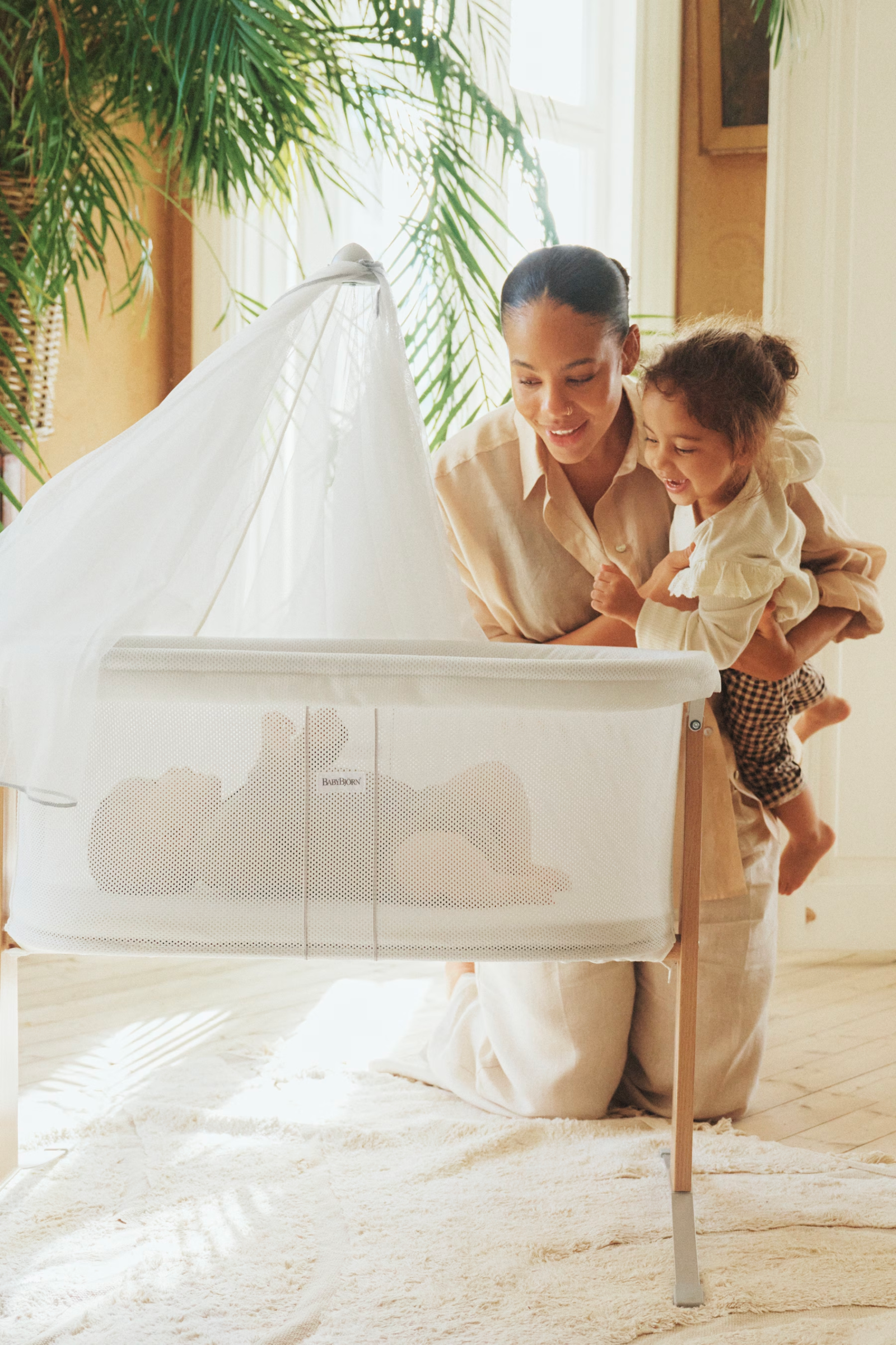 Compact Newborn Cradle with Gentle Rocking – Airy Mesh, Folds Flat