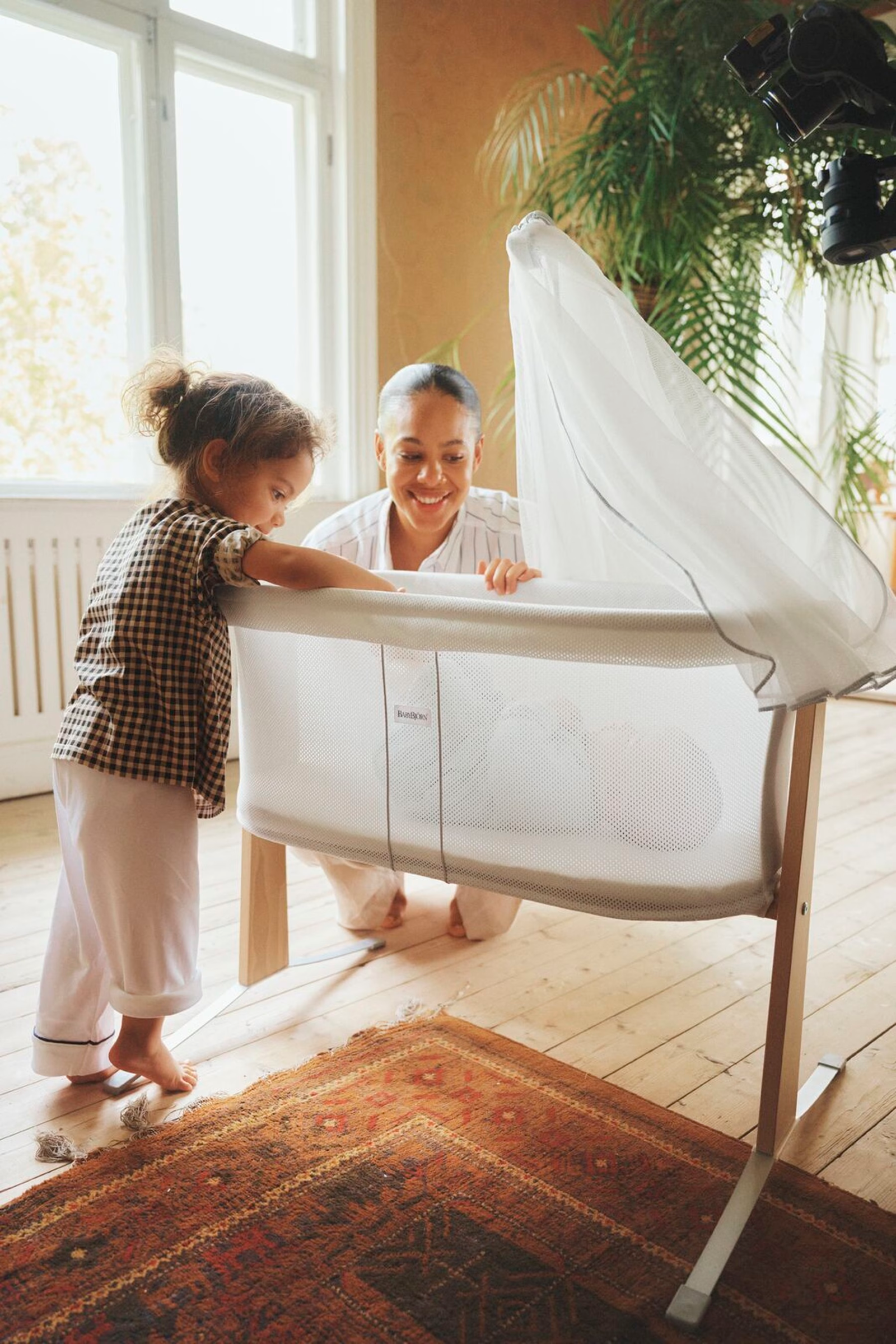 Compact Newborn Cradle with Gentle Rocking – Airy Mesh, Folds Flat - Image 5